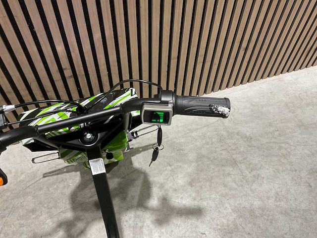 Ultra motocross drift trike 27ja 250w zwart/groen/wit voertuig - afbeelding 1 van  12