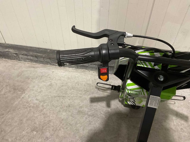Ultra motocross drift trike 27ja 250w zwart/groen/wit voertuig - afbeelding 10 van  12