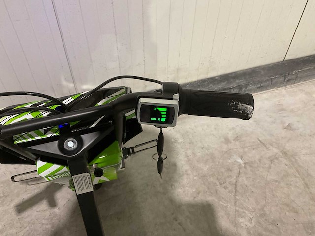 Ultra motocross drift trike 27ja 250w zwart/groen/wit voertuig - afbeelding 11 van  12