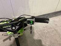 Ultra motocross drift trike 27ja 250w zwart/groen/wit voertuig - afbeelding 11 van  12