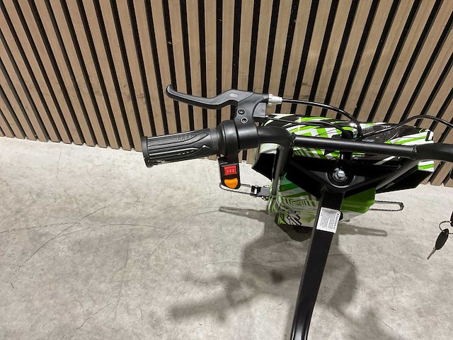 Ultra motocross drift trike 27ja 250w zwart/groen/wit voertuig - afbeelding 13 van  32