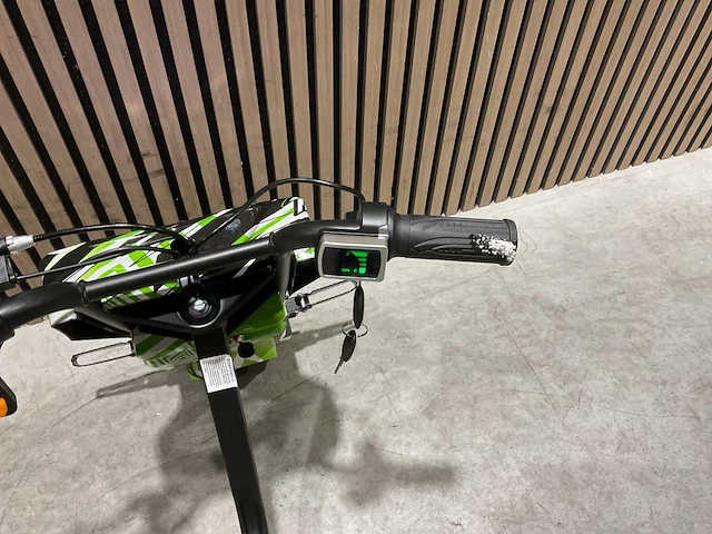 Ultra motocross drift trike 27ja 250w zwart/groen/wit voertuig - afbeelding 14 van  32