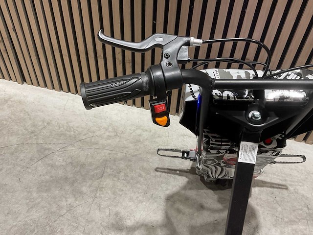 Ultra motocross drift trike 27ja 250w zwart/wit/rood voertuig - afbeelding 7 van  21