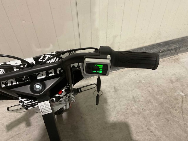 Ultra motocross drift trike 27ja 250w zwart/wit/rood voertuig - afbeelding 17 van  21