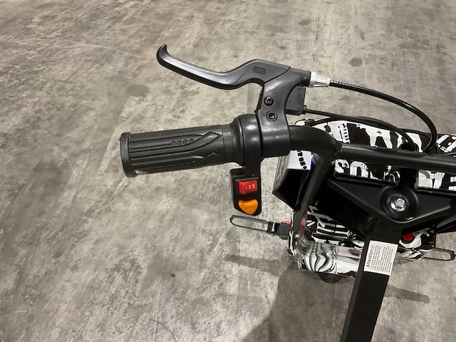 Ultra motocross drift trike 27ja 250w zwart/wit/rood voertuig - afbeelding 21 van  21