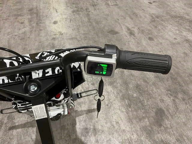 Ultra motocross drift trike 27ja 250w zwart/wit/rood voertuig - afbeelding 2 van  34