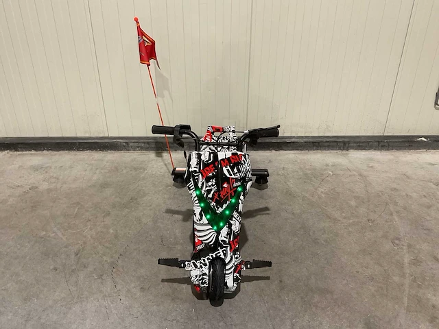Ultra motocross drift trike 27ja 250w zwart/wit/rood voertuig - afbeelding 20 van  34
