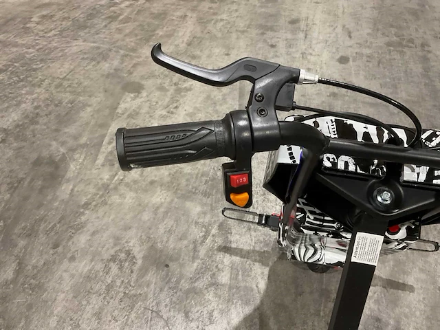 Ultra motocross drift trike 27ja 250w zwart/wit/rood voertuig - afbeelding 34 van  34