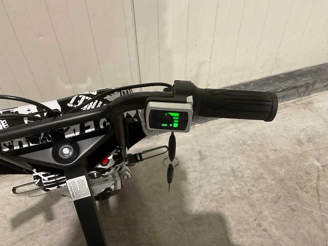 Ultra motocross drift trike 27ja 250w zwart/wit/rood voertuig - afbeelding 27 van  34