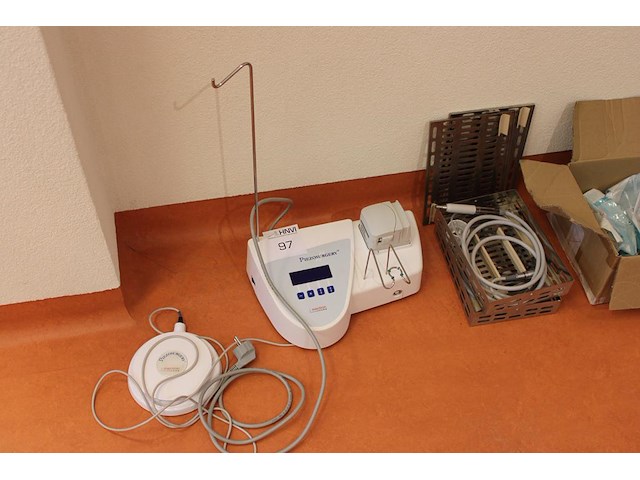 Ultrasoon chirurgisch systeem mectron piezosurgery met drie handstukken en diverse tips. - afbeelding 1 van  4