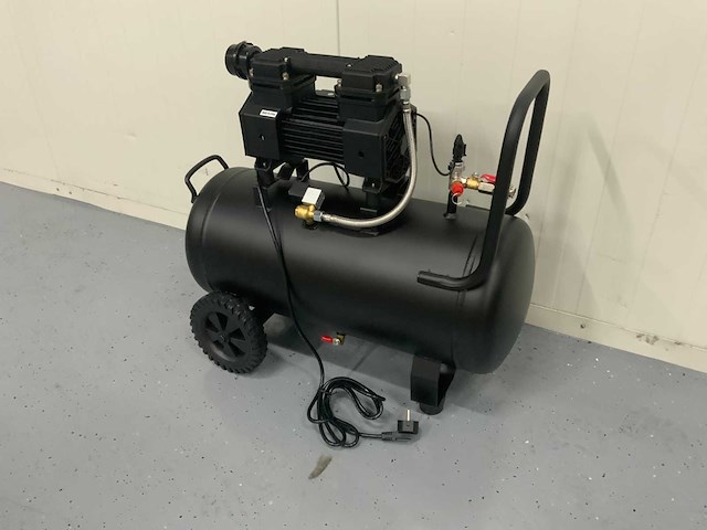 Umt - ac770-40l - hogedrukcompressor 40 liter - 9bar - 2026 - afbeelding 2 van  11