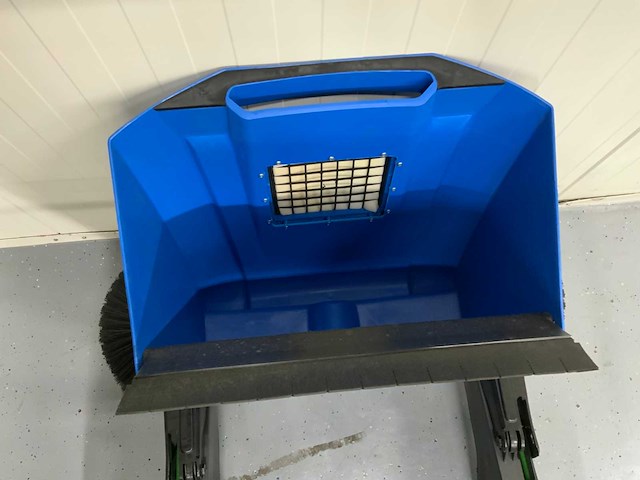 Umt- sweeper veegmachine met grote opvangbak - afbeelding 11 van  12