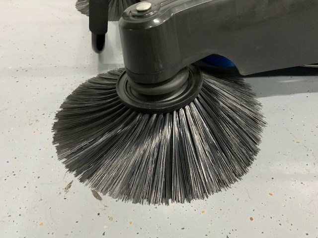 Umt- sweeper veegmachine met grote opvangbak - afbeelding 7 van  19