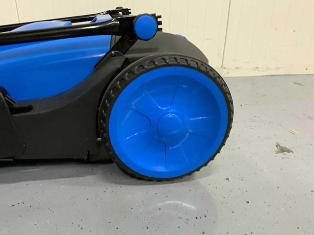 Umt- sweeper veegmachine met grote opvangbak - afbeelding 13 van  19