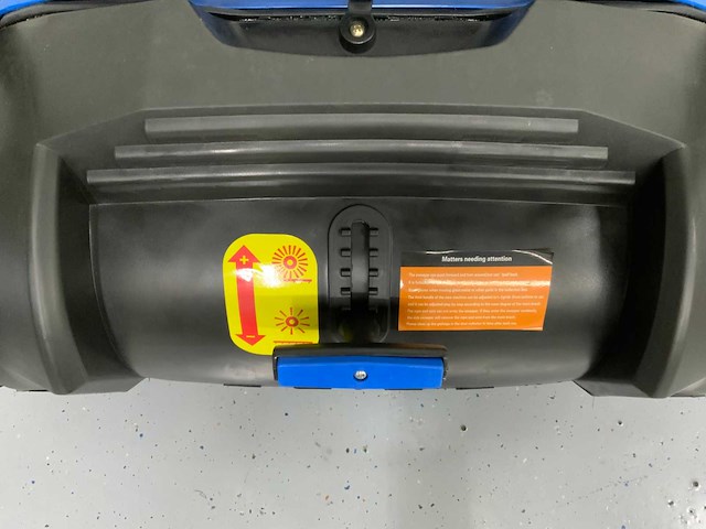 Umt- sweeper veegmachine met grote opvangbak - afbeelding 16 van  19