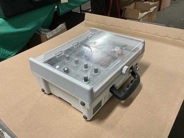 Uni-vent model 754 transport ventilator - afbeelding 1 van  4