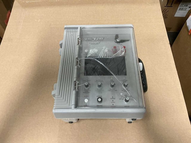 Uni-vent model 754 transport ventilator - afbeelding 2 van  4