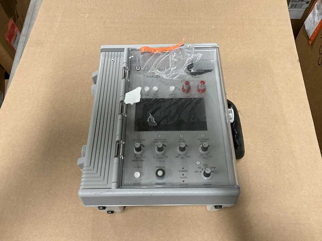 Uni-vent model 754 transport ventilator - afbeelding 2 van  4