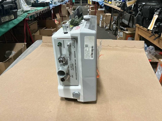 Uni-vent model 754 transport ventilator - afbeelding 4 van  4