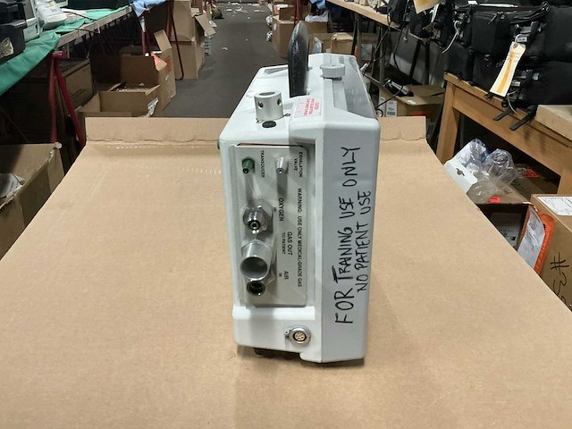 Uni-vent model 754 transport ventilator - afbeelding 4 van  4