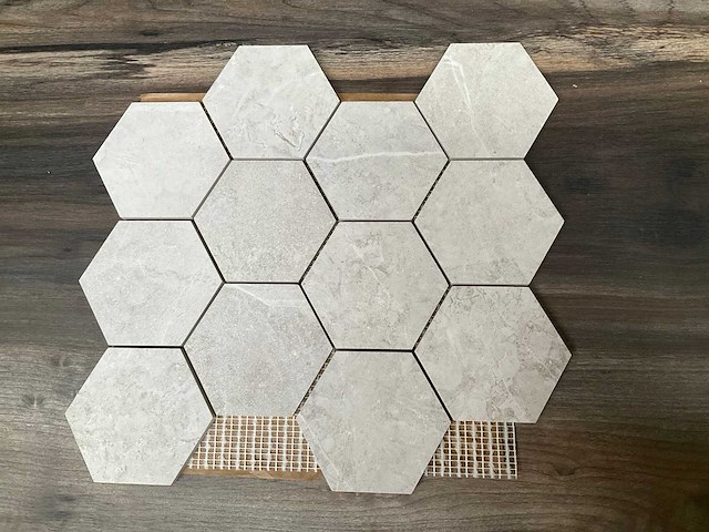 Unicom starker hexagon mozaïek tegel evostone ivory 30x34 - afbeelding 1 van  5
