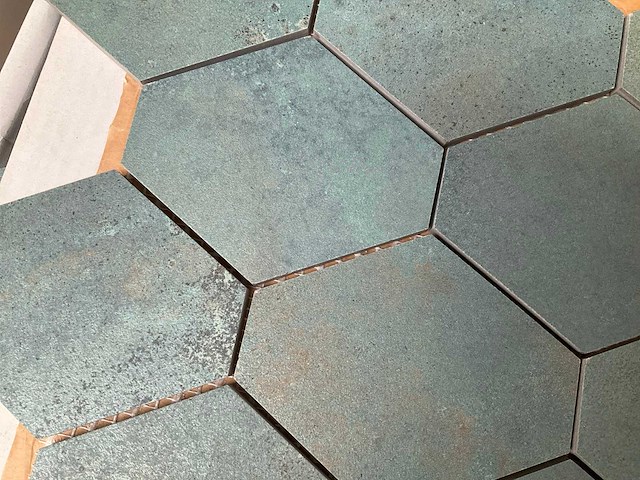 Unicom starker hexagon mozaïek tegel oxid emerald 25x34 - afbeelding 2 van  4