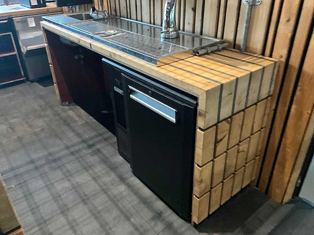 Unieke handgemaakte houten bar - afbeelding 2 van  15