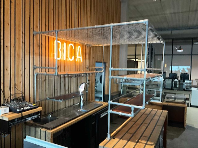 Unieke handgemaakte houten bar - afbeelding 4 van  15