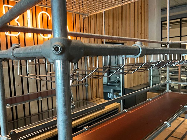 Unieke handgemaakte houten bar - afbeelding 5 van  15