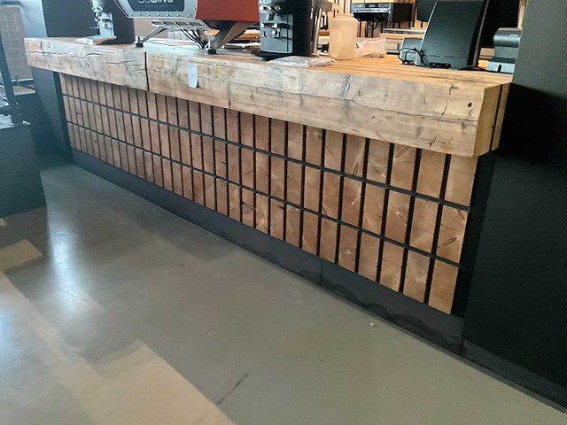 Unieke handgemaakte houten bar - afbeelding 1 van  15