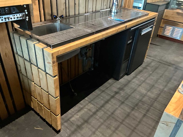 Unieke handgemaakte houten bar - afbeelding 13 van  15