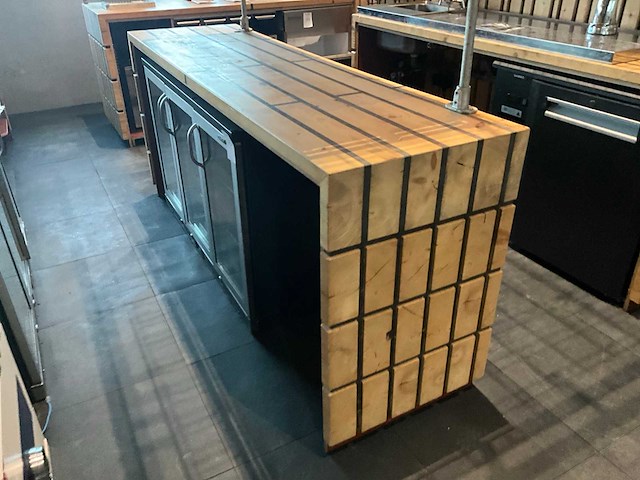 Unieke handgemaakte houten bar - afbeelding 14 van  15