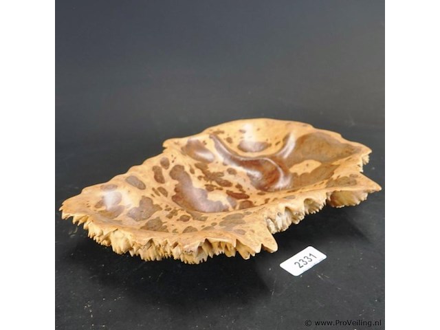 Unieke houten schaal gemaakt van een knoest of burl (wortel-/stamvergroeiing van een boom) - afbeelding 1 van  4