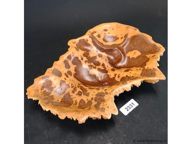 Unieke houten schaal gemaakt van een knoest of burl (wortel-/stamvergroeiing van een boom) - afbeelding 2 van  4