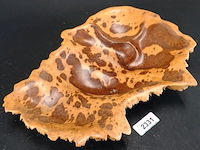 Unieke houten schaal gemaakt van een knoest of burl (wortel-/stamvergroeiing van een boom) - afbeelding 2 van  4