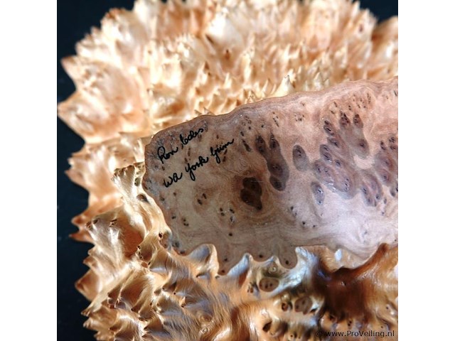 Unieke houten schaal gemaakt van een knoest of burl (wortel-/stamvergroeiing van een boom) - afbeelding 4 van  4