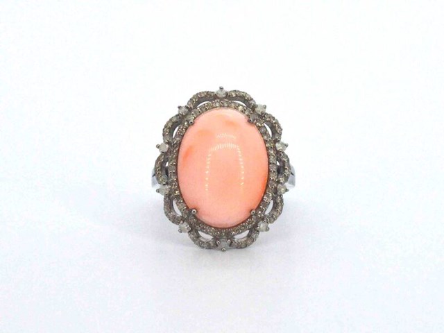 Unieke ring met diamanten en centraal koraal - afbeelding 1 van  10
