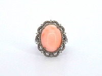 Unieke ring met diamanten en centraal koraal - afbeelding 1 van  10