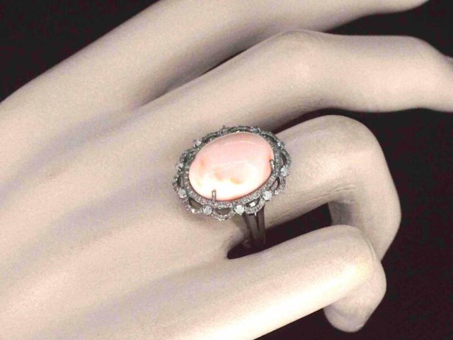 Unieke ring met diamanten en centraal koraal - afbeelding 3 van  10