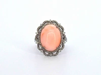 Unieke ring met diamanten en centraal koraal