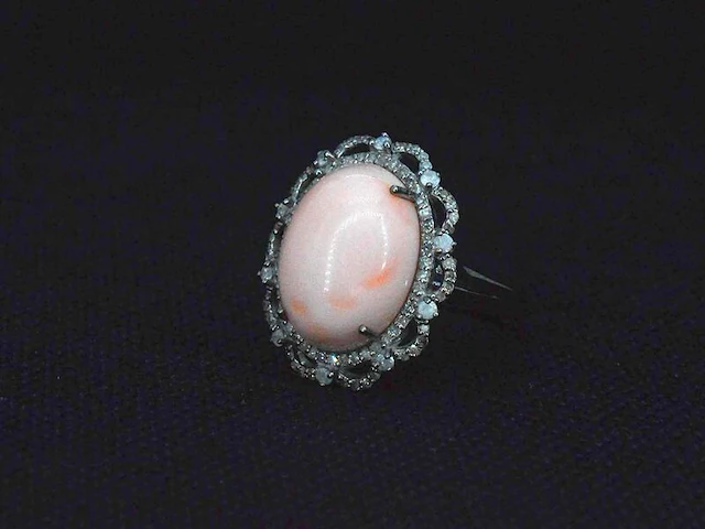 Unieke ring met diamanten en centraal koraal - afbeelding 4 van  10
