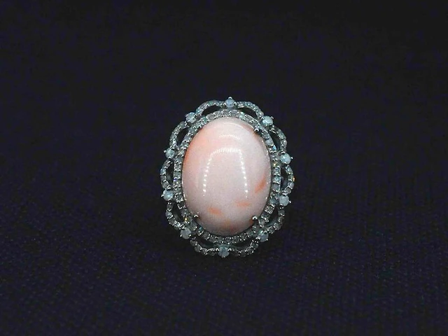 Unieke ring met diamanten en centraal koraal - afbeelding 6 van  10