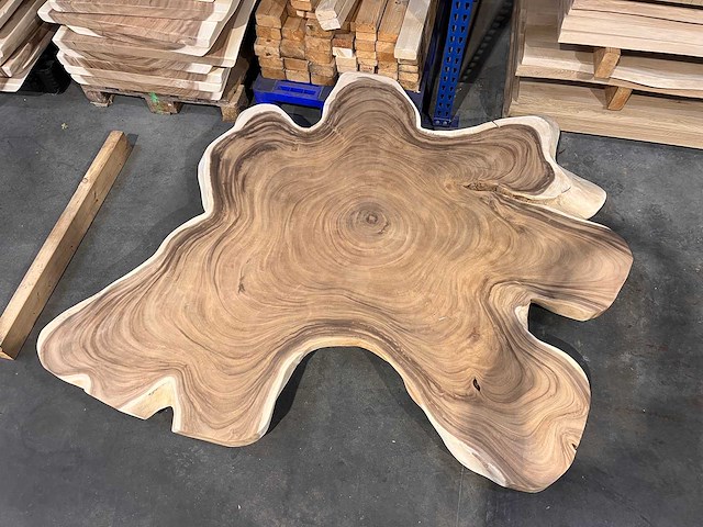 Unieke suar boomstamtafel blad - afbeelding 3 van  3