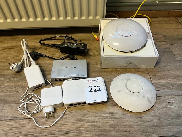 Unifi wifi router (2x) - afbeelding 1 van  8