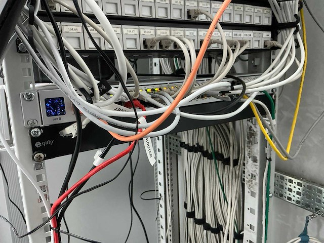 Unify usw 48 poe 19" switch - afbeelding 1 van  4