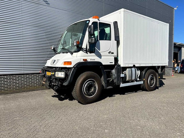 Unimog mercedes-benz - u 400 4x4 - vrachtwagen - afbeelding 1 van  10