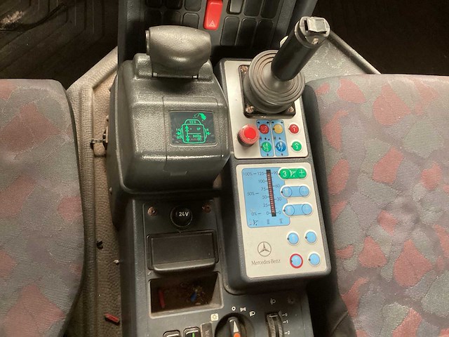 Unimog u 400 vrachtwagen - afbeelding 1 van  13