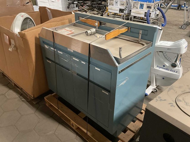 United metal fabricators examination table - afbeelding 3 van  5