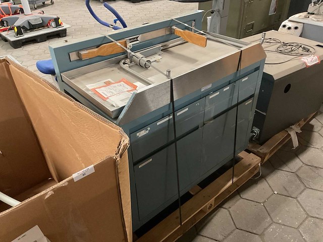 United metal fabricators examination table - afbeelding 1 van  4