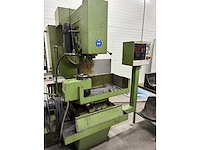 Universal milling machine